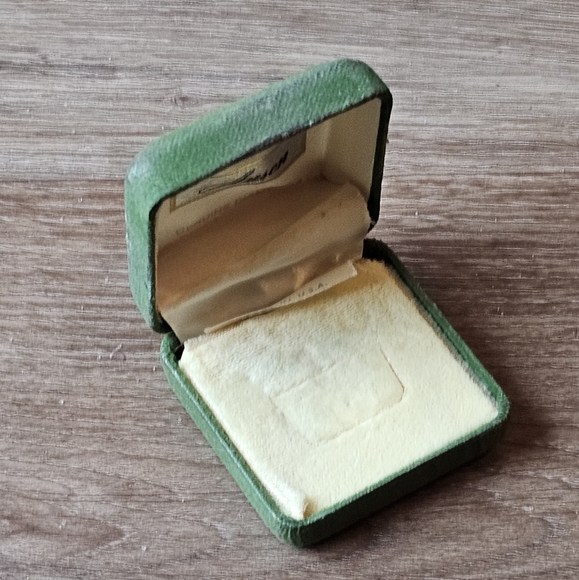 Vintage green velvet Anson Jewelry Ring Box, Empty - Picture 7 of 12